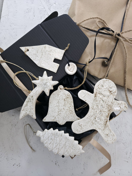 Luxury Ceramic Ornament Gift Box — Handcrafted Limited Edition

Discover a refined selection of five handcrafted ceramic ornaments, elegantly presented in a luxury gift box designed for thoughtful, meaningful gifting. Each piece is made by hand in our studio, using smooth white clay and subtle beige-white glazes, creating a timeless, minimal aesthetic.

This curated set includes:

a pinecone

a star

a gingerbread man

a house

a bell