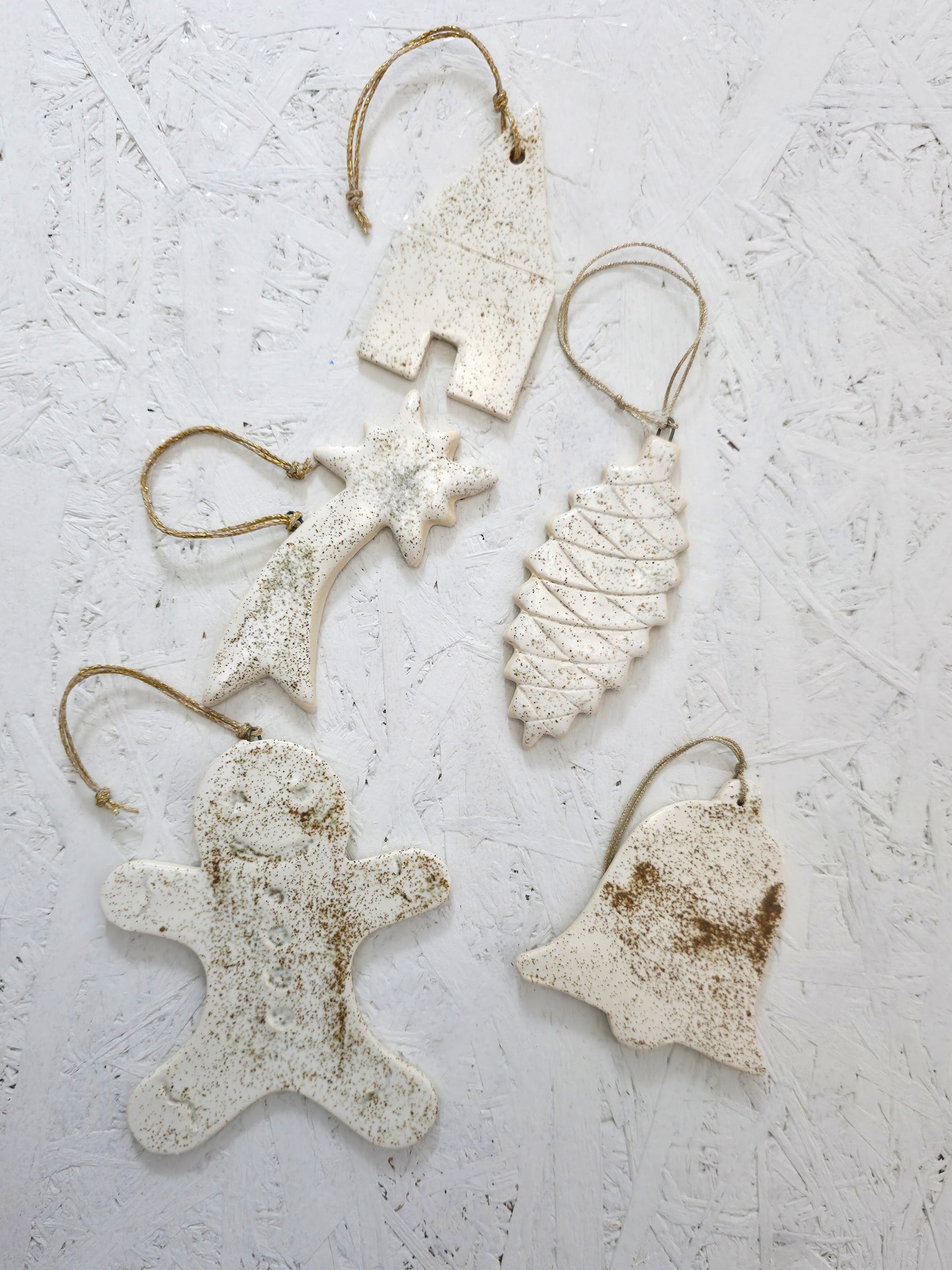 Every ornament is individually shaped, glazed, and finished, resulting in slight natural variations that make each piece truly unique. The matte–gloss texture, soft speckles, and organic forms reflect the character of handmade ceramics and elevate any holiday décor.

The premium box adds an extra sense of warmth and sophistication, making it perfect for Christmas gifting, home styling, or collectors of artisanal objects.
A keepsake to cherish long after the holidays.